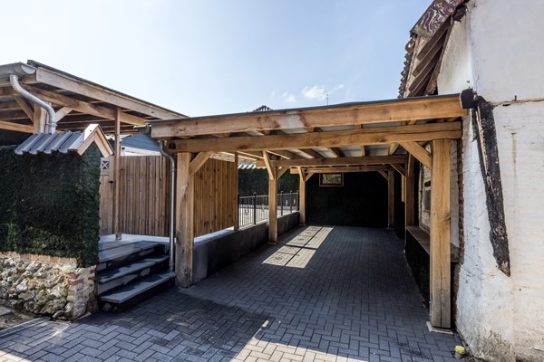 Foto - Te koop: Een woning voor de toekomst met een energielabel van A+++ met een multifunctionele ruimte      (ca 25 m2) en tuin met eiken overkapping en grote eiken carport in het Heuvelland.